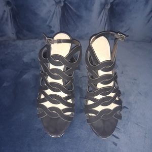 VINCE CAMUTO BLACK SUEDE SANDAL. SIZE 8.